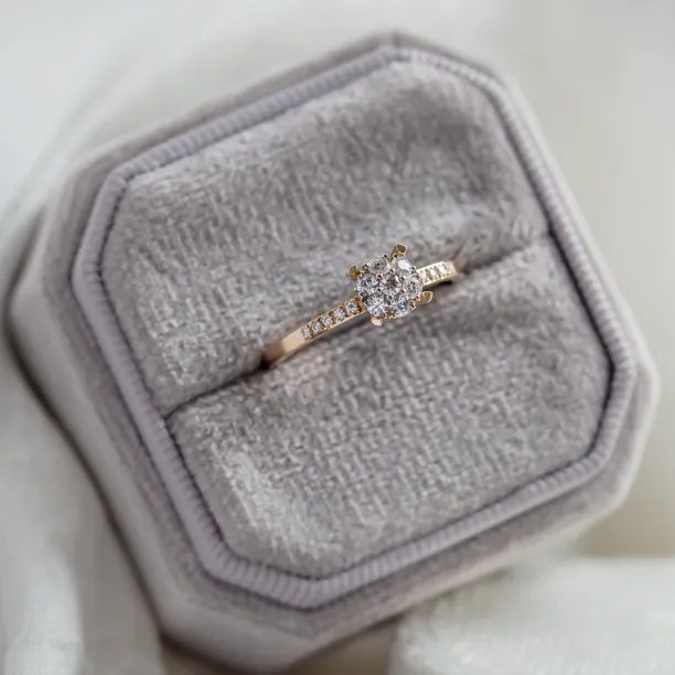 Pavé gold ring with moissanites LOLA Image