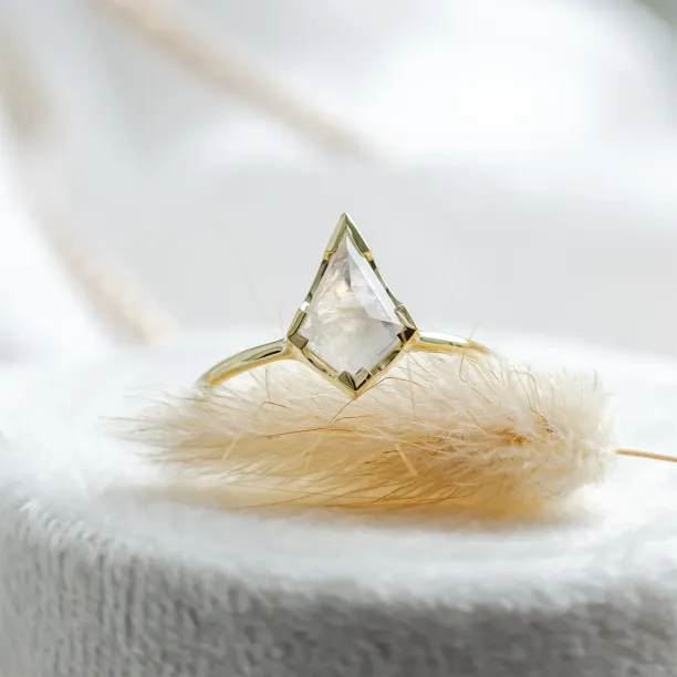 Gold ring with kite moonstone RACQUET Image
