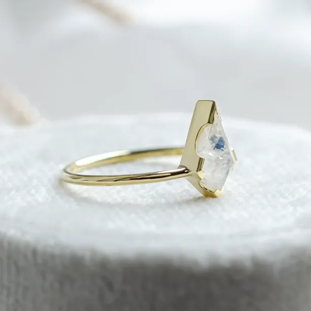 Gold ring with kite moonstone RACQUET Image