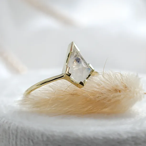 Gold ring with kite moonstone RACQUET Image