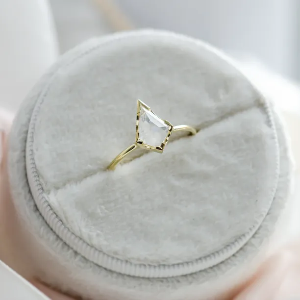Gold ring with kite moonstone RACQUET Image