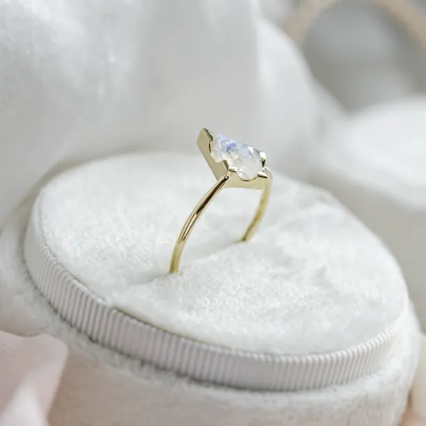 Gold ring with kite moonstone RACQUET Image