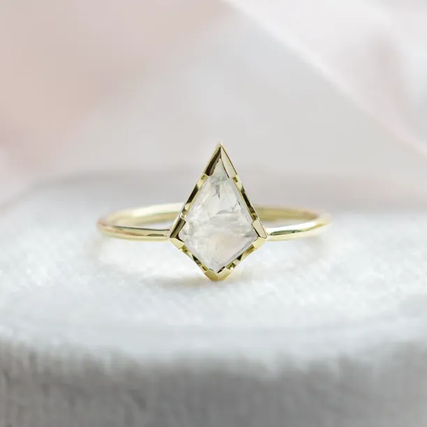 Gold ring with kite moonstone RACQUET Image