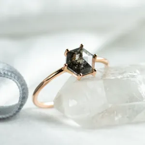 Minimalist ring with hexagon salt and pepper diamond SIXTA Thumbnail