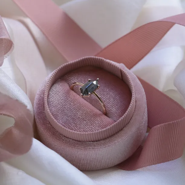 Gold ring with hexagon salt and pepper diamond SIA Image