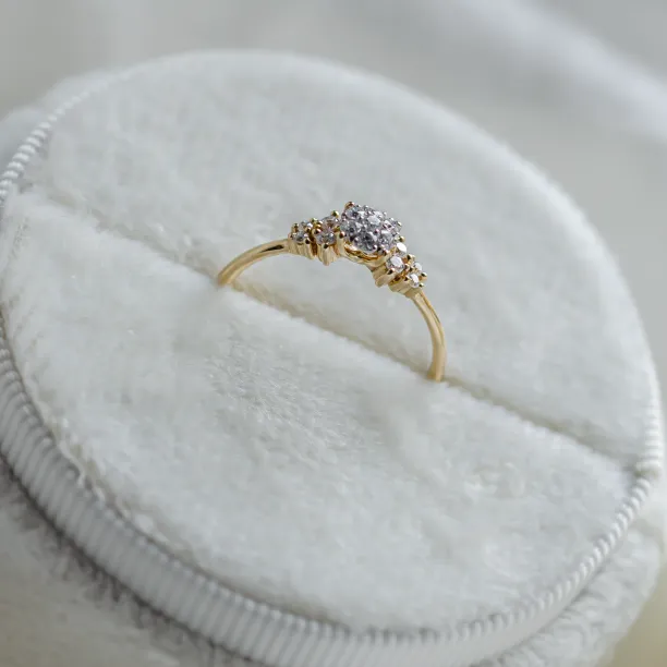 Pavé engagement ring with moissanites BOWIE Image