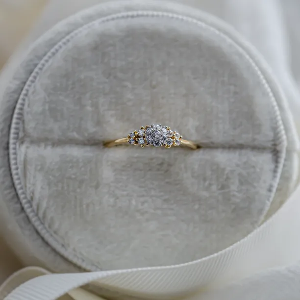 Pavé engagement ring with moissanites BOWIE Image