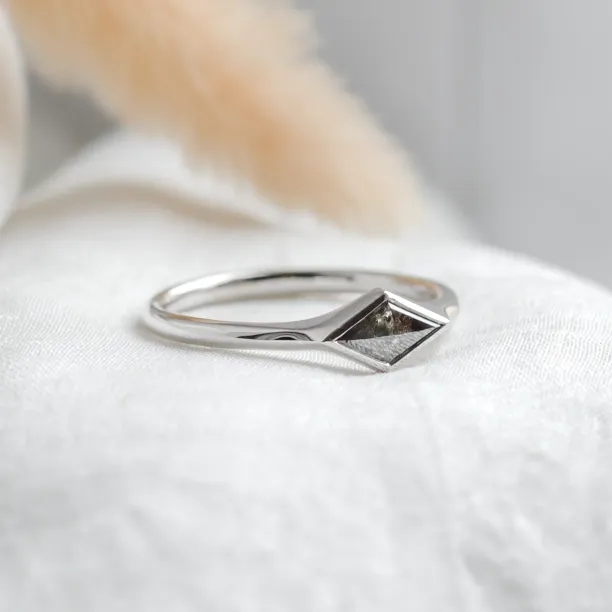 Gold ring with horizontal kite salt and pepper diamond SHAFT Image