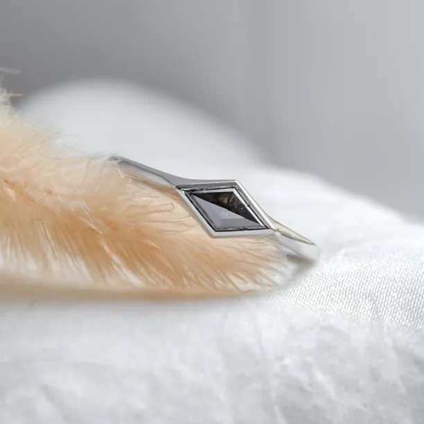 Gold ring with horizontal kite salt and pepper diamond SHAFT Image