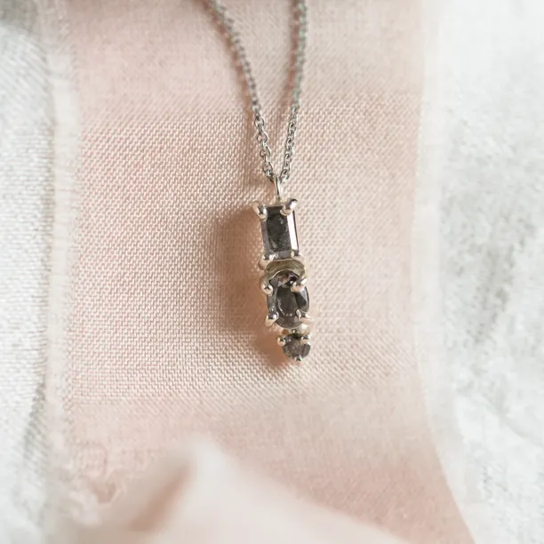 Minimalist neklace with tree diamonds salt and pepper TRIP Image