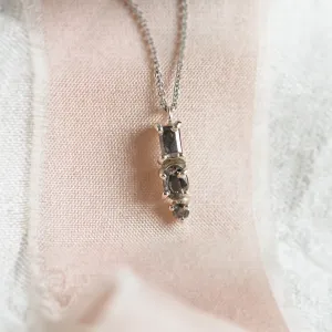 Minimalist neklace with tree diamonds salt and pepper TRIP Thumbnail