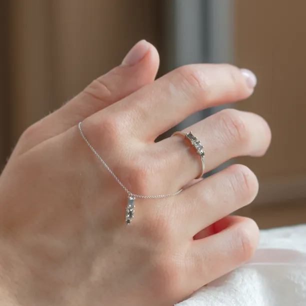 Minimalist neklace with tree diamonds salt and pepper TRIP Image