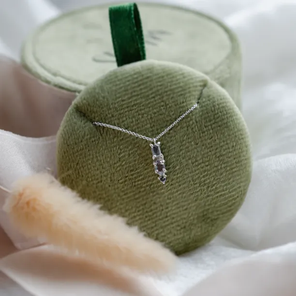 Minimalist neklace with tree diamonds salt and pepper TRIP Image