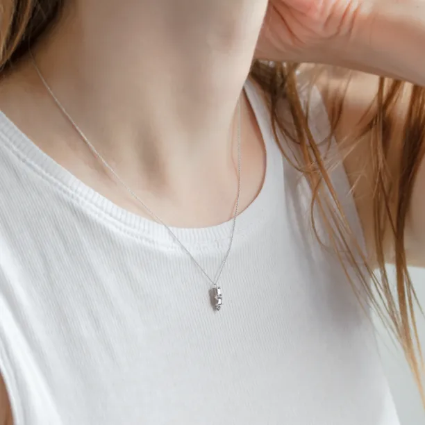 Minimalist neklace with tree diamonds salt and pepper TRIP Image