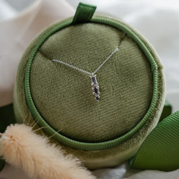 Minimalist neklace with tree diamonds salt and pepper TRIP Image