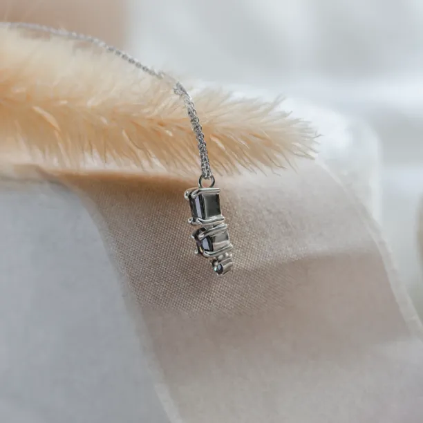 Minimalist neklace with tree diamonds salt and pepper TRIP Image