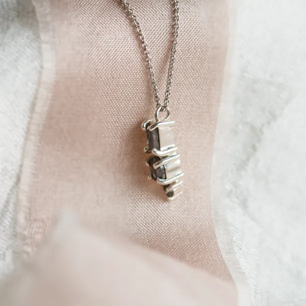 Minimalist neklace with tree diamonds salt and pepper TRIP Image