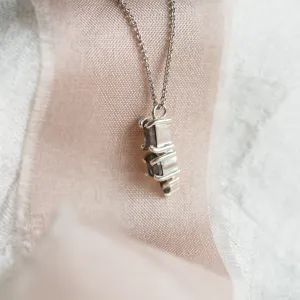 Minimalist neklace with tree diamonds salt and pepper TRIP Thumbnail