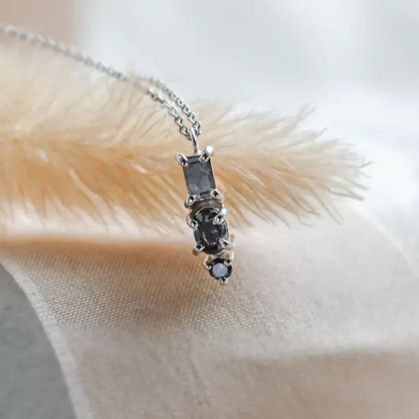 Minimalist neklace with tree diamonds salt and pepper TRIP Image