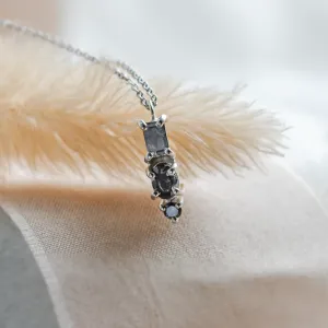 Minimalist neklace with tree diamonds salt and pepper TRIP