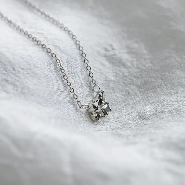 Cluster neklace in gold with salt and pepper diamonds VERO Image