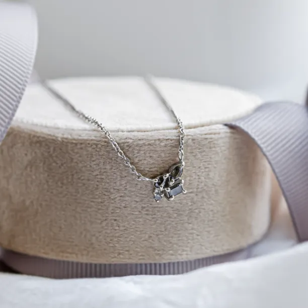 Cluster neklace in gold with salt and pepper diamonds VERO Image