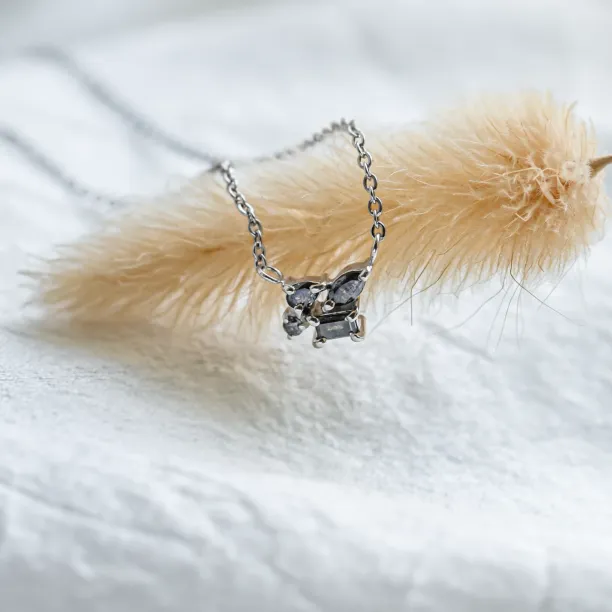 Cluster neklace in gold with salt and pepper diamonds VERO Image