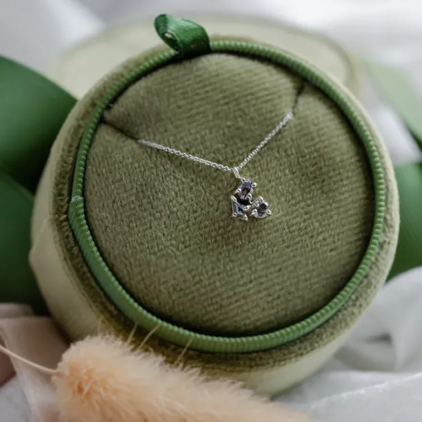 Cluster neklace with tree salt and pepper diamonds ASTRO Image