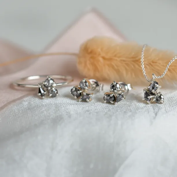 Cluster neklace with tree salt and pepper diamonds ASTRO Image