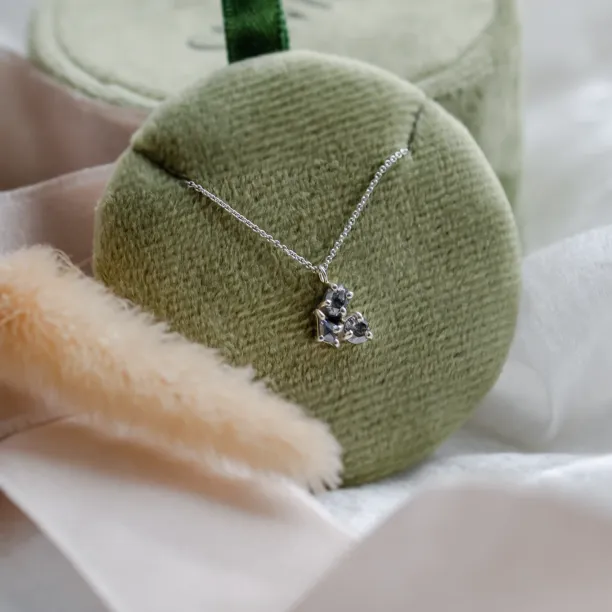 Cluster neklace with tree salt and pepper diamonds ASTRO Image