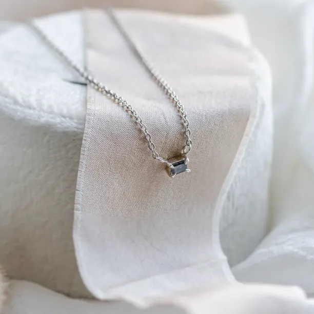 Minimalist necklace with baguette salt and pepper diamond KIEL Image