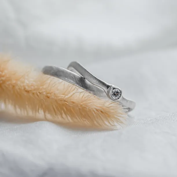 Curved wedding rings with diamond ONDA Image