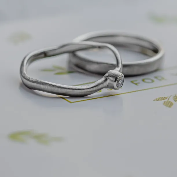 Curved wedding rings with diamond ONDA Image