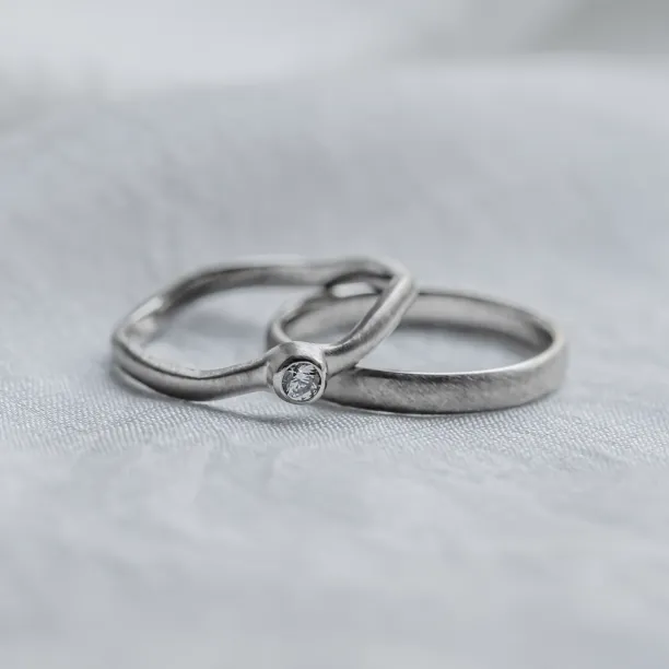 Curved wedding rings with diamond ONDA Image