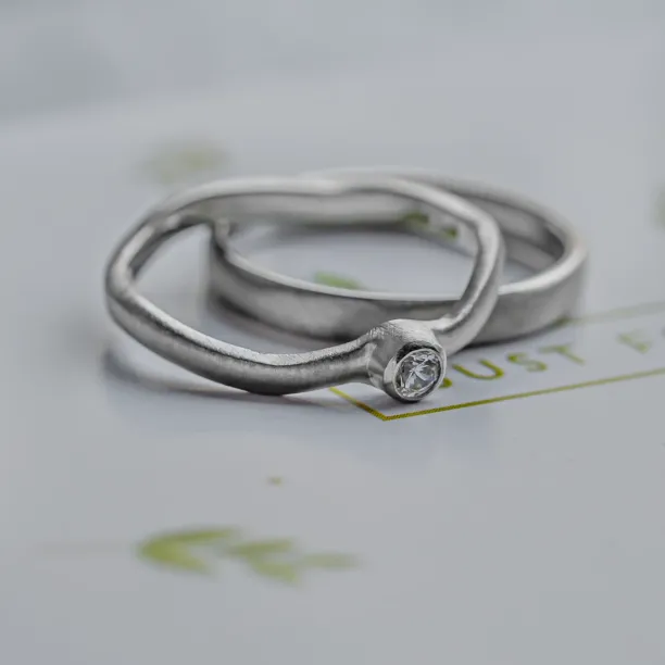 Curved wedding rings with diamond ONDA Image