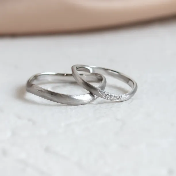 Matte organic wedding rings with diamonds FLUME Image