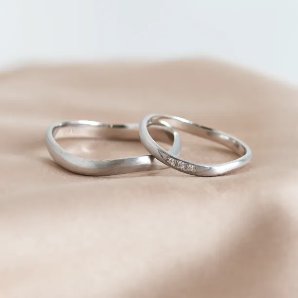 Matte organic wedding rings with diamonds FLUME Image