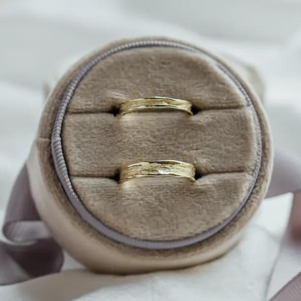 Wedding bands with natural surface NATURA Image