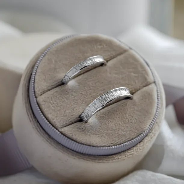 Gold wedding bands with rustical surface STRETTA Image