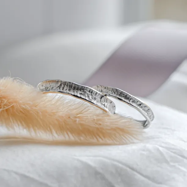 Gold wedding bands with rustical surface STRETTA Image