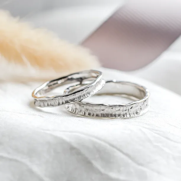 Gold wedding bands with rustical surface STRETTA Image