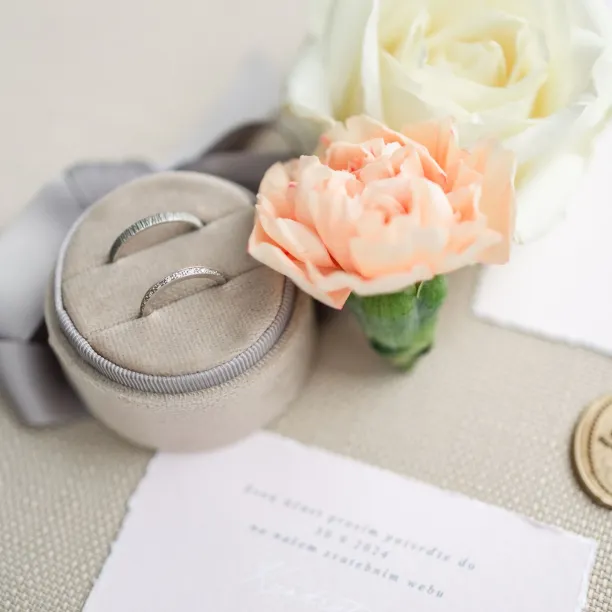 Gold relief wedding rings MIKE Image