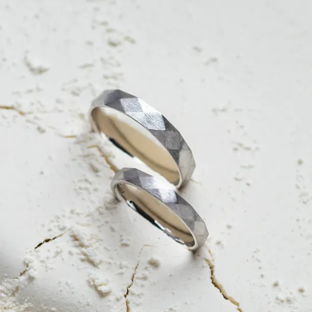 Hammered wedding rings BRITTON Image