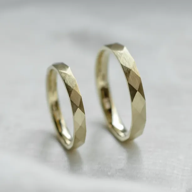 Hammered wedding rings BRITTON Image