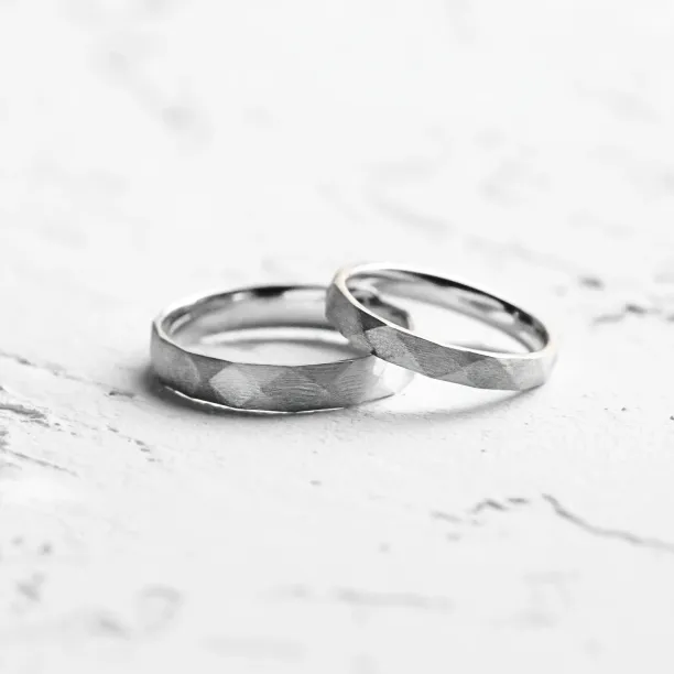Hammered wedding rings BRITTON Image