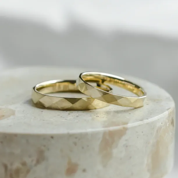 Hammered wedding rings BRITTON Image