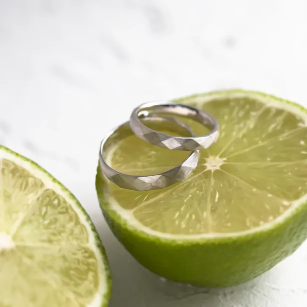 Hammered wedding rings BRITTON Image