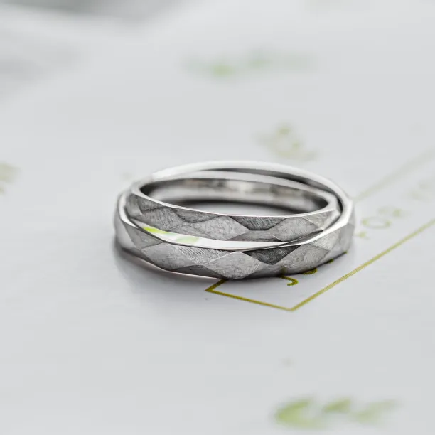 Hammered wedding rings BRITTON Image