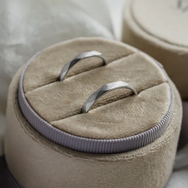 Hammered wedding rings BRITTON Image