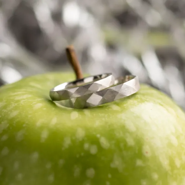 Hammered wedding rings BRITTON Image